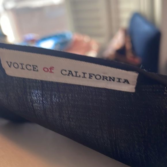 Extra large black flowy V-neck with silver detail on shoulders - Picture 4 of 4